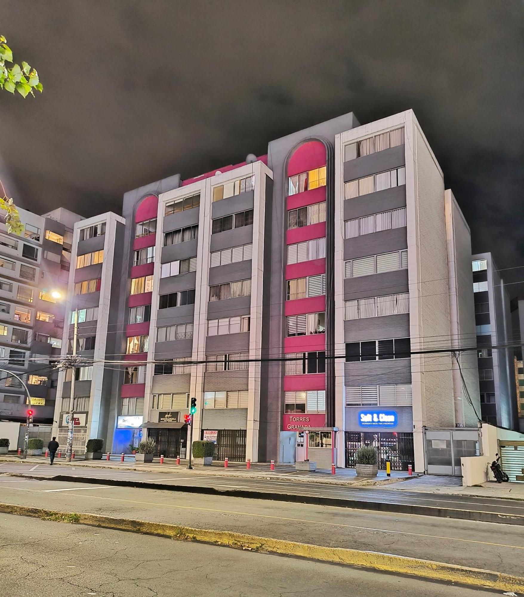 Udla 6 Personas Frente Al Mall Riocentro *